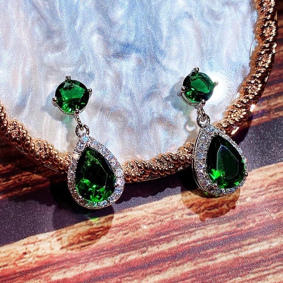 ♦️SALE♦️🌟2/$25🌟Bright Green Crystal Zirconia Drop Earrings - Picture 4 of 12